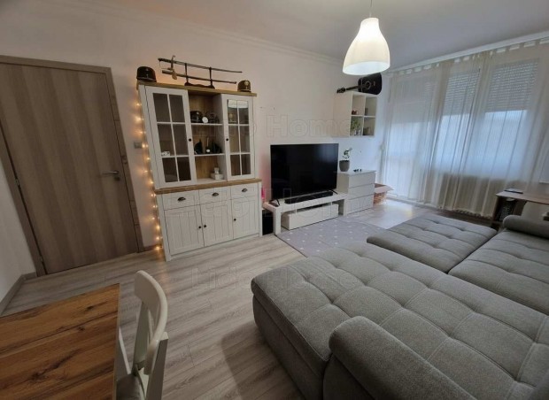 Fel�j�tott 54 m-es t�glalak�s elad� kiv�l� lok�ci�val!