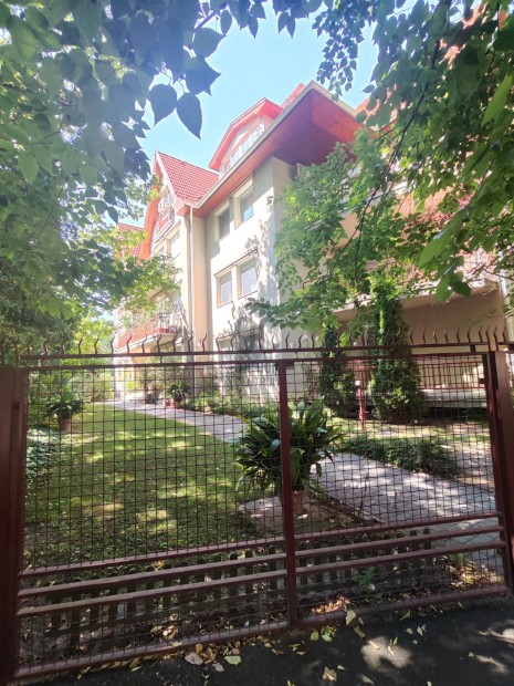 Fel�j�tott 81 m2-es  lak�s kiad� gar�zzsal  Nagyerd�n !