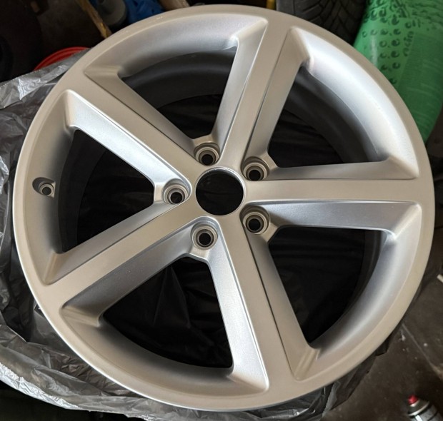 Feljtott Audi A5  Felni R18