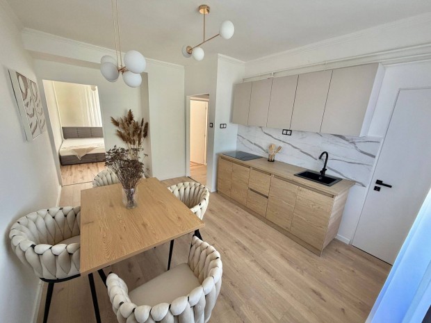 Fel�j�tott,Nappali +2szob�s,erk�lyes, 2.emeleti, B�torzattal,Gar�zzsal