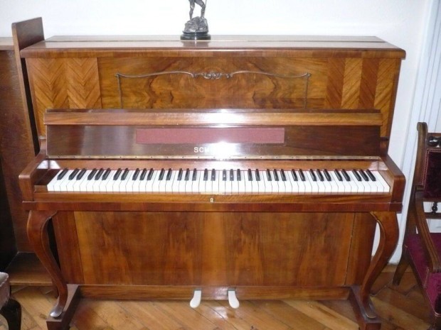 Feljitott Schimmel pianino