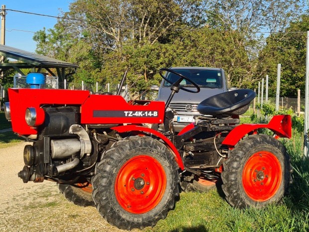 Feljtott TZ4K-14-B traktor elad j gumikkal