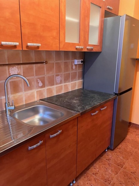 Fel�j�tott  2 szob�s, erk�lyes lak�s Tatab�ny�n elad�!