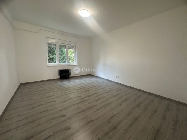 Fel�j�tott, 49 nm, k�z�s kert, aut�be�ll�, lak�s, Budapest 4. ker.