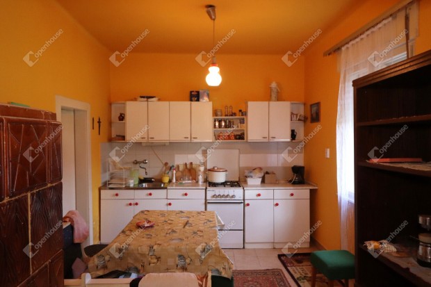 Fel�j�tott, azonnal k�lt�zhet�  csal�di h�z elad� Salomv�ron