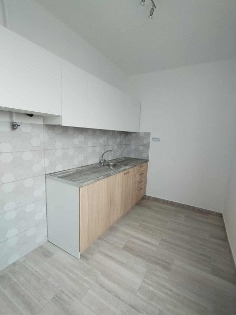 Fel�j�tott, azonnal k�lt�zhet� lak�s elad�  leny�g�z� m�trai