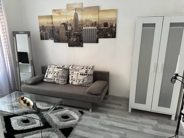 Fel�j�tott, b�torozott lak�s / h�zr�sz elad� Kaposv�r belv�ros�ban