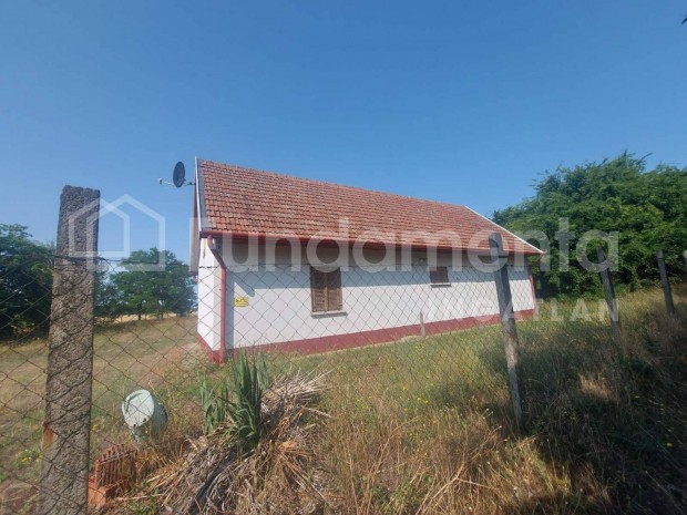 Fel�j�tott, b�torozott tanya elad�