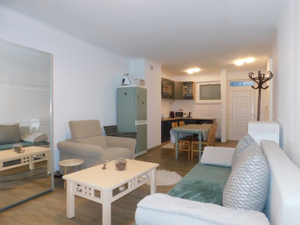 Fel�j�tott, els� emeleti erk�lyes lak�s elad� a nyugati v�rosr�szben!