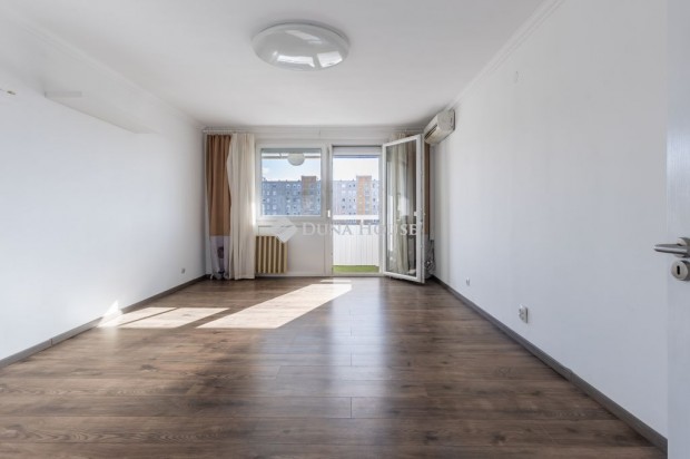 Fel�j�tott, erk�lyes 1+2 f�lszob�s lak�s a V�rosh�z t�rn�l