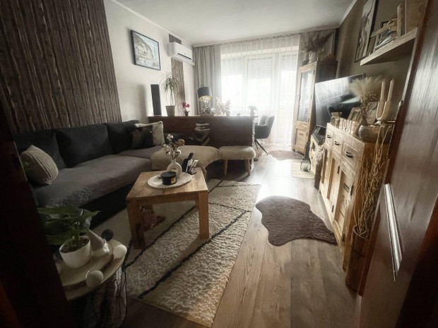 Fel�j�tott, erk�lyes 3 szoba + hall, z�ld�vezeti kil�t�ssal! 