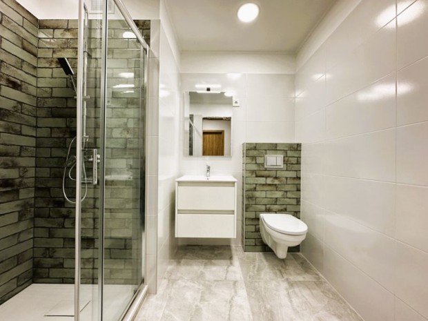 Fel�j�tott, erk�lyes f�ldszinti lak�s Koml� k�zpontj�ban