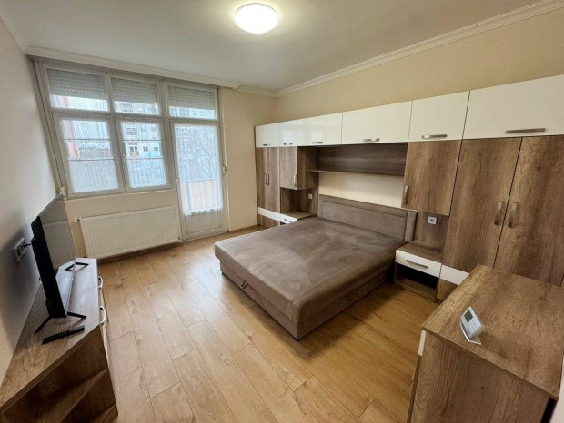 Fel�j�tott, erk�lyes lak�s kiad� a Toldi utc�n! Azonnal k�lt�zhet�!