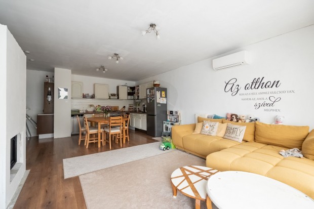 Fel�j�tott, h�romszintes csal�di h�z elad� Tatab�ny�n, a G�bor �ron ut