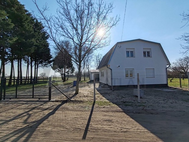 Fel�j�tott, k�nyelmes otthon Szatymazon nagy kerttel