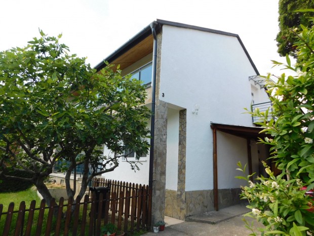 Fel�j�tott, k�t lak�sos csal�di h�z, egyedi diz�jnal Vonyarcvashegyen