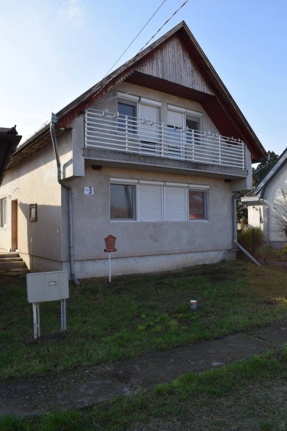 Fel�j�tott, k�tszintes, t�gla�p�t�s� csal�di h�z �jsz�szon