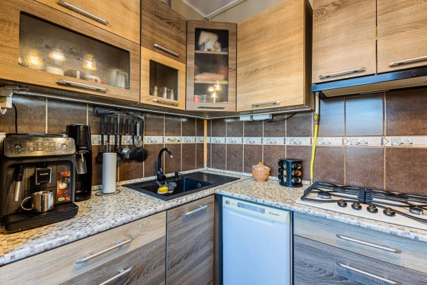 Fel�j�tott, modern otthon �jpalot�n