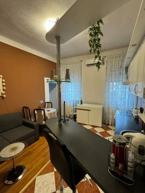 Fel�j�tott, teljesen g�pes�tett 2 szob�s lak�s kiad� az I. ker�letben