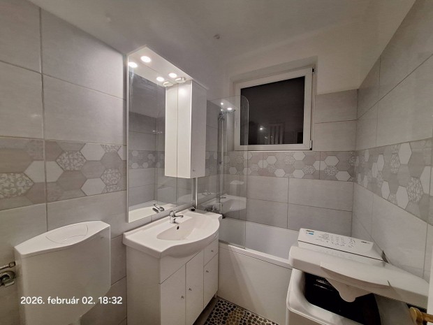 Fel�j�tott, vil�gos 2 szob�s lak�s liftes h�zban K�b�nya v�rosk�zpont