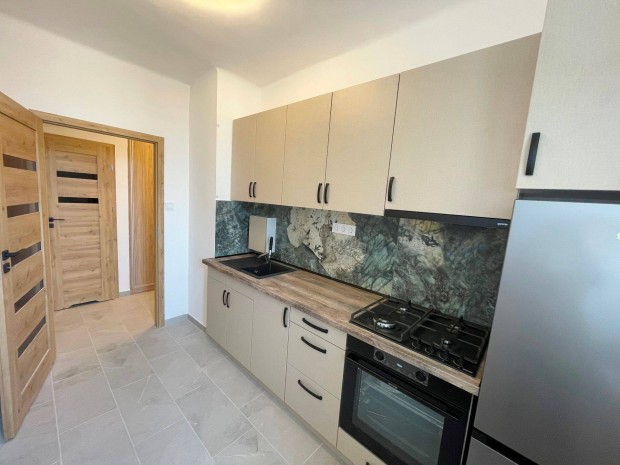 Fel�j�tott �llapot�, 2 szob�s, erk�lyes, azonnal k�lt�zhet� lak�s