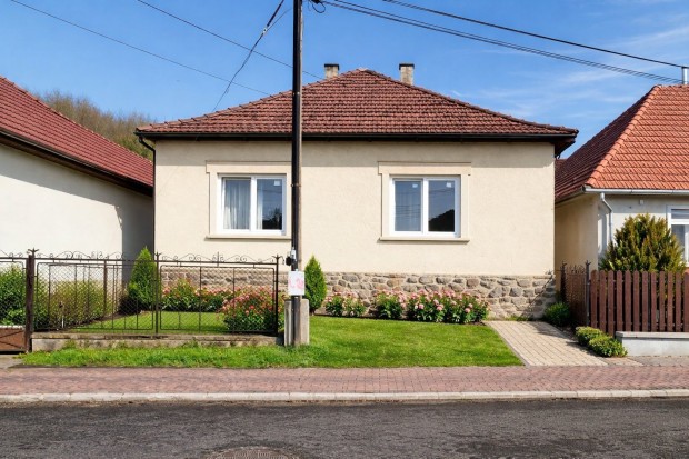 Fel�j�tott bels�, tov�bb alak�that� k�ls�  csal�di h�z elad�