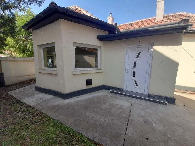 Fel�j�tott belv�rosi csal�di h�z elad�!