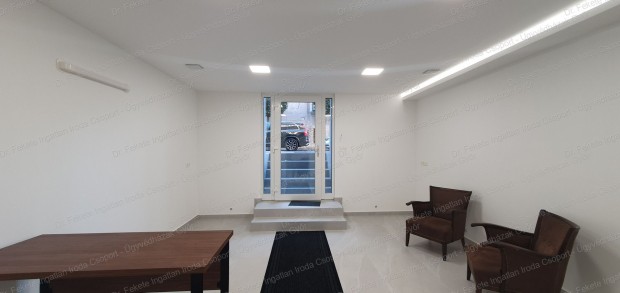 Fel�j�tott belv�rosi �zleti ingatlan elad�