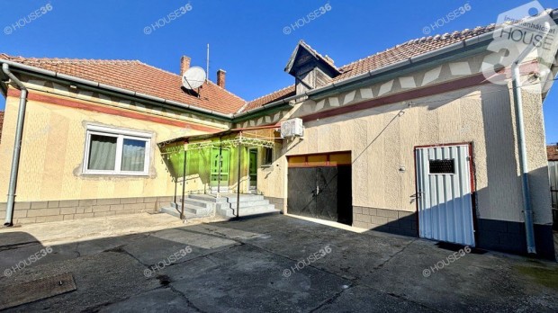 Fel�j�tott csal�di f�szek J�szszentl�szl�n  Csak k�lt�znie kell!