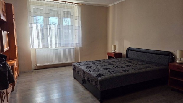 Fel�j�tott csal�di h�z B�csbokod csendes utc�j�ban