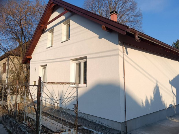 Fel�j�tott csal�di h�z Ikladon