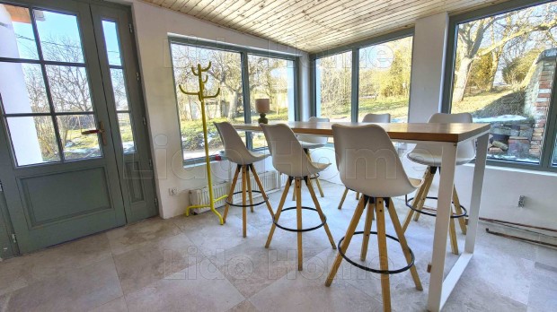 Fel�j�tott csal�di h�z Kapolyon