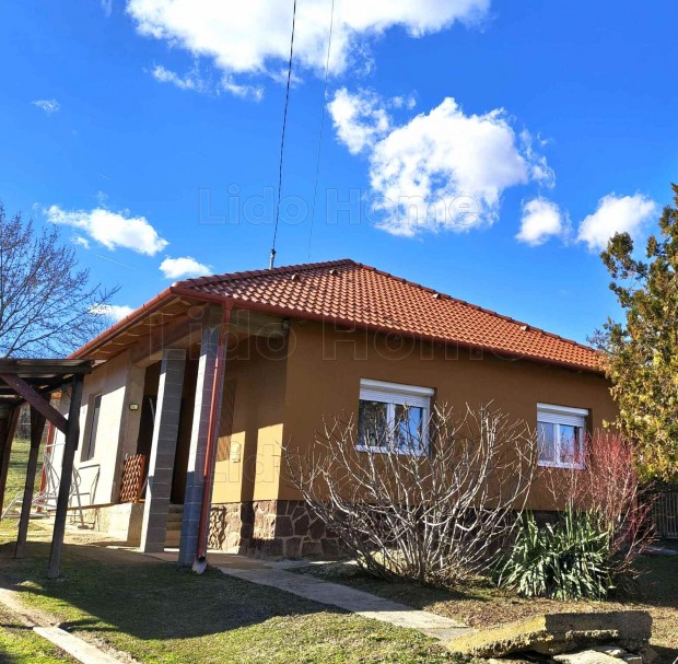 Fel�j�tott csal�di h�z Kapolyon elad�