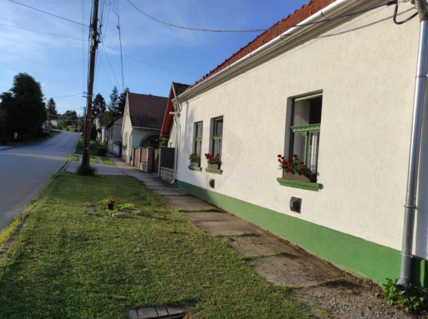 Feljtott csaldi hz Krnyn, a t szomszdsgban  kt bejrat, ki