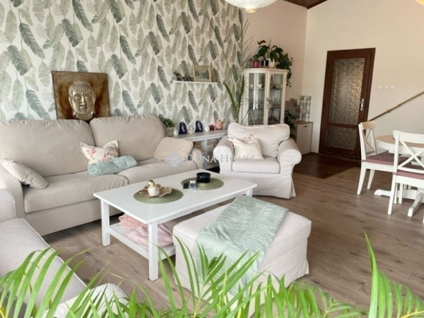 Fel�j�tott csal�di h�z Magl�don