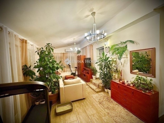 Fel�j�tott csal�di h�z a 17. ker�letben