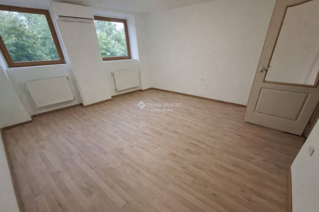 Fel�j�tott csal�di h�z a Kossuthv�rosban