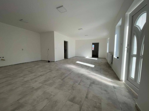 Fel�j�tott csal�di h�z azonnali k�lt�z�si lehet�s�ggel K�ll�semj�nben!