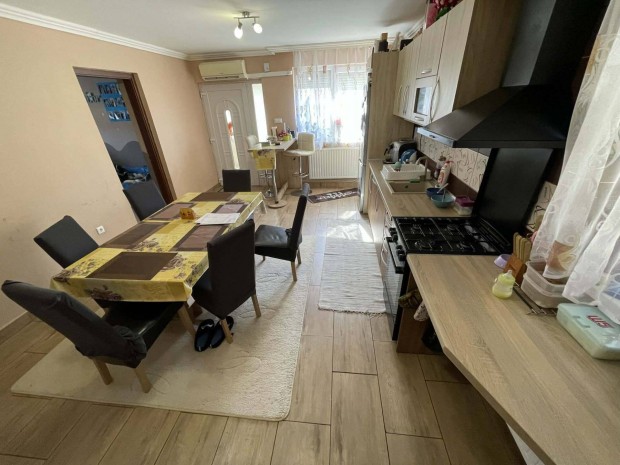 Fel�j�tott csal�di h�z csendes utc�ban elad�!