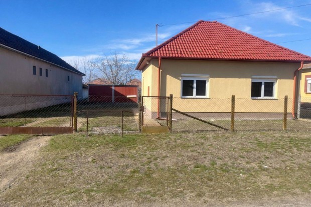 Fel�j�tott csal�di h�z elad�