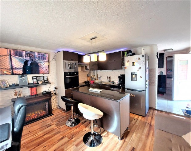 Fel�j�tott csal�di h�z elad� Mez�falva Sz�l�hegyen