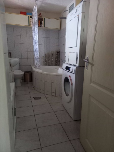 Fel�j�tott csal�di h�z elad�!