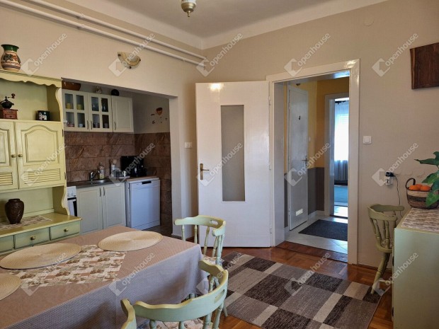 Fel�j�tott csal�di h�z hatalmas telekkel R�batam�siban!