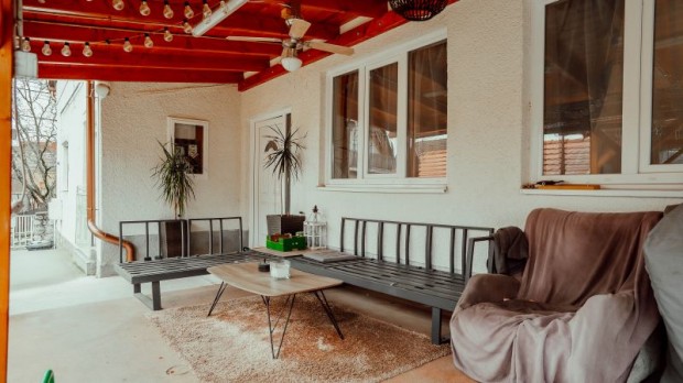 Fel�j�tott csal�di h�z k�t bej�rattal P�cs-Kertv�rosban