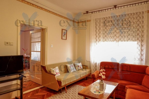 Fel�j�tott csal�di h�z nagy telekkel Maroslel�n!