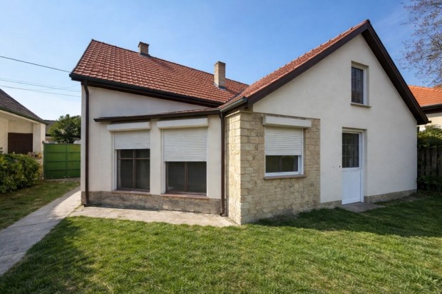 Fel�j�tott csal�di ingatlan Adonyban