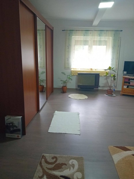 Feljtott csaldihz Gyoma kzpontjban elad