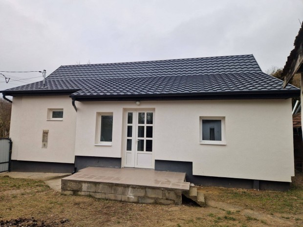 Fel�j�tott csal�dih�z S�ris�pon