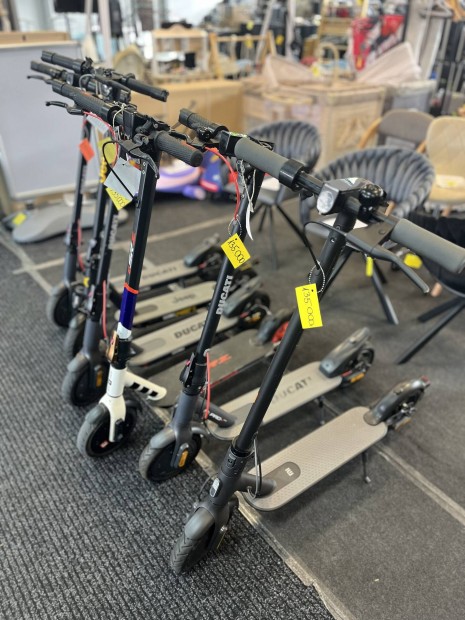 Feljtott elektromos rollerek