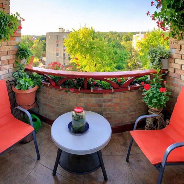 Fel�j�tott erk�lyes 2.5 szob�s lak�s elad� Kincsesb�ny�n